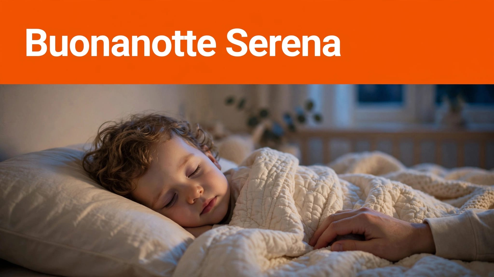 Bambina addormentata sotto una trapunta, con la mano di un genitore accanto.